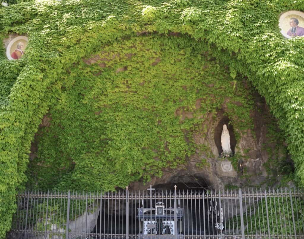 Riproduzione della grotta di Lourdes nei Giardini Vaticani, Città del Vaticano