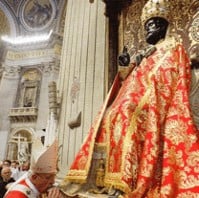 papa francesco statua san pietro